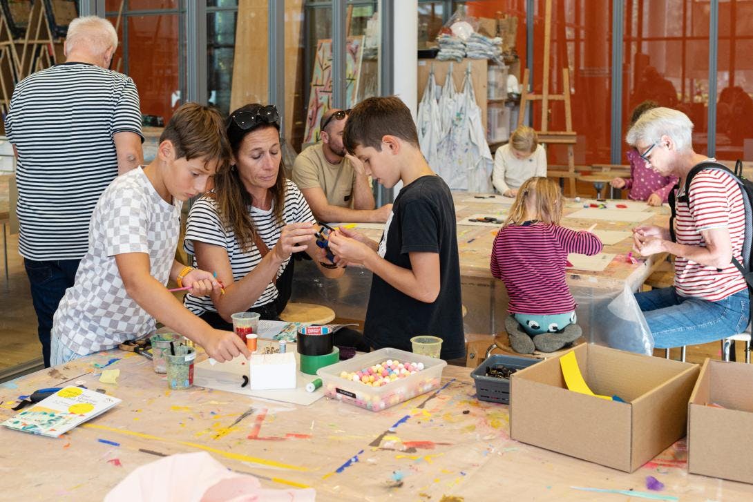 Kinder gestalten Fingerpuppen im Creaviva-Atelier