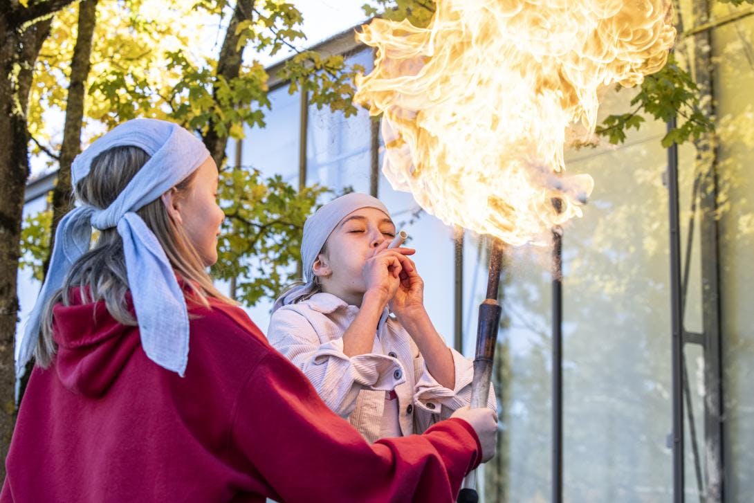 Zwei Mädchen spucken Feuer
